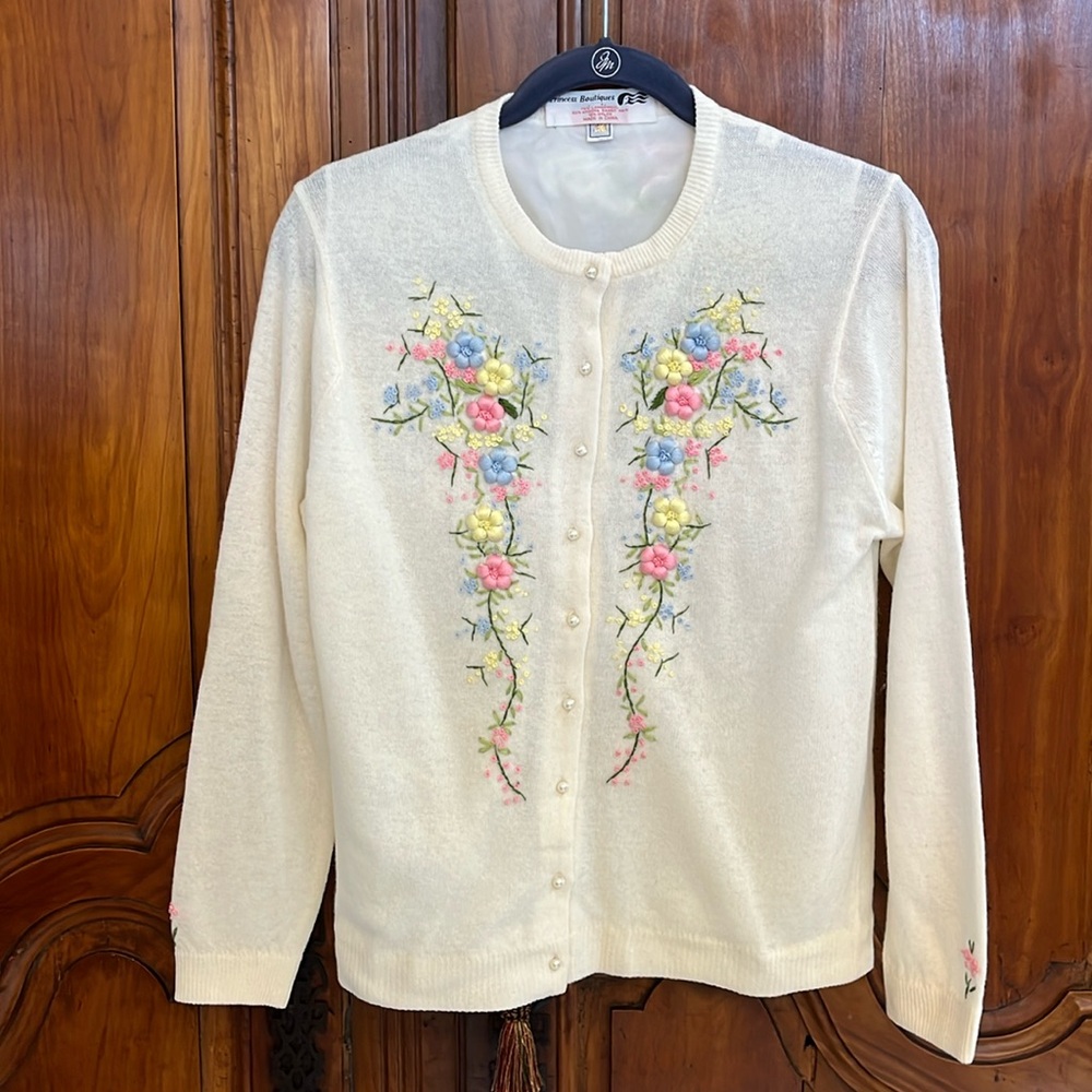 Vintage cardigan off white with pearl buttons and pastel embroidery